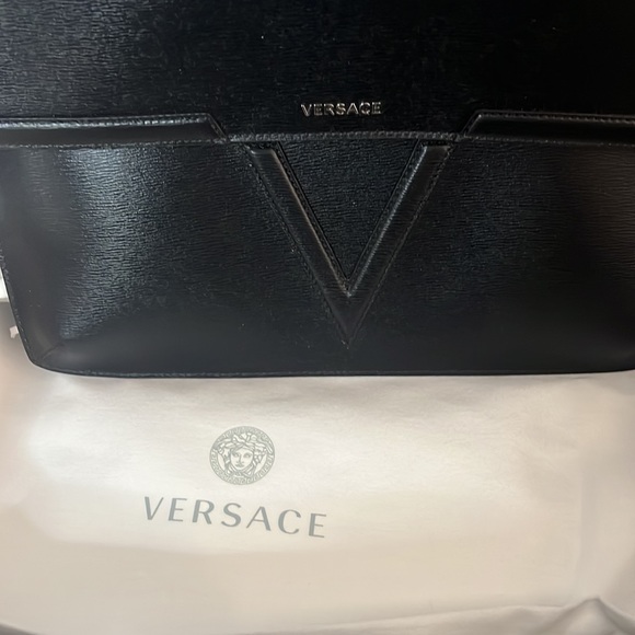 Gorgeous VERSACE black grain calfskin leather V-flap Logo clutch tablet pouch - Picture 3 of 5